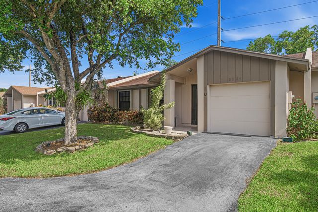 5284 Breadfruit Circle, Delray Beach, FL 33484