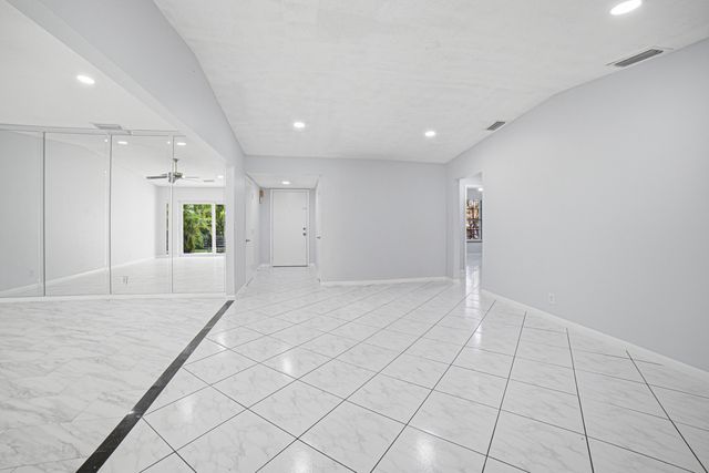 5284 Breadfruit Circle, Delray Beach, FL 33484