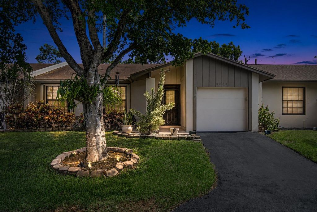 5284 Breadfruit Circle, Delray Beach, FL 33484