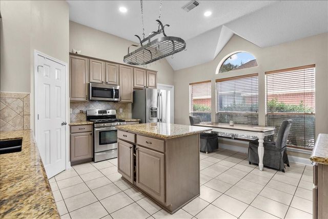 2733 W Oaks Boulevard, Pearland, TX 77584