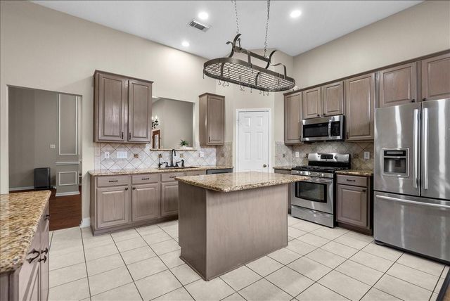 2733 W Oaks Boulevard, Pearland, TX 77584