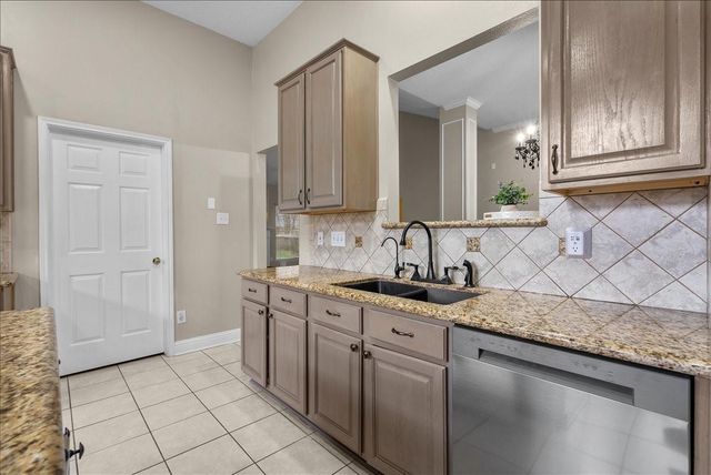 2733 W Oaks Boulevard, Pearland, TX 77584