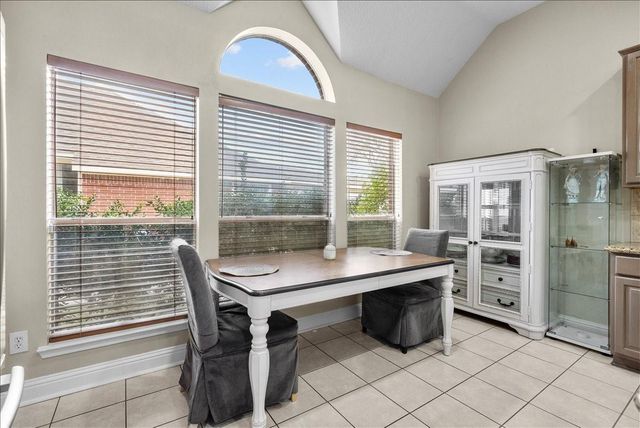 2733 W Oaks Boulevard, Pearland, TX 77584