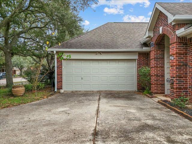 2733 W Oaks Boulevard, Pearland, TX 77584