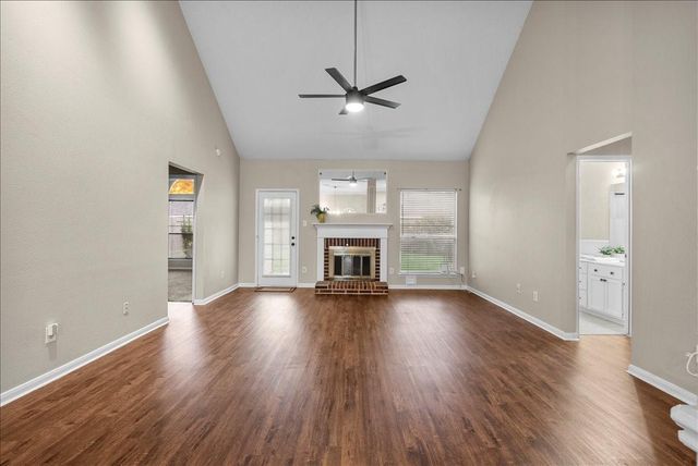 2733 W Oaks Boulevard, Pearland, TX 77584