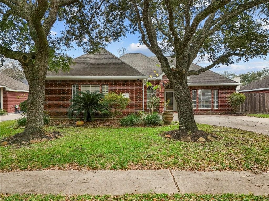 2733 W Oaks Boulevard, Pearland, TX 77584