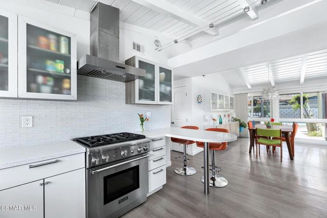 9401 Valjean Avenue, North Hills, CA 91343