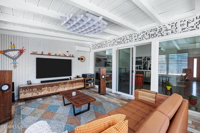 9401 Valjean Avenue, North Hills, CA 91343