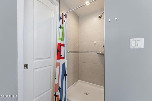 9401 Valjean Avenue, North Hills, CA 91343