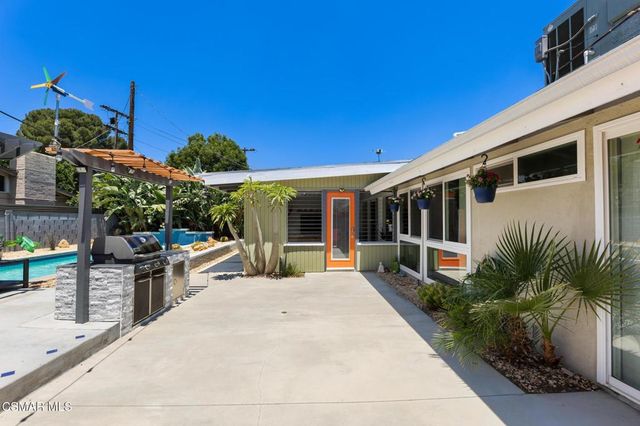 9401 Valjean Avenue, North Hills, CA 91343