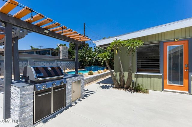 9401 Valjean Avenue, North Hills, CA 91343