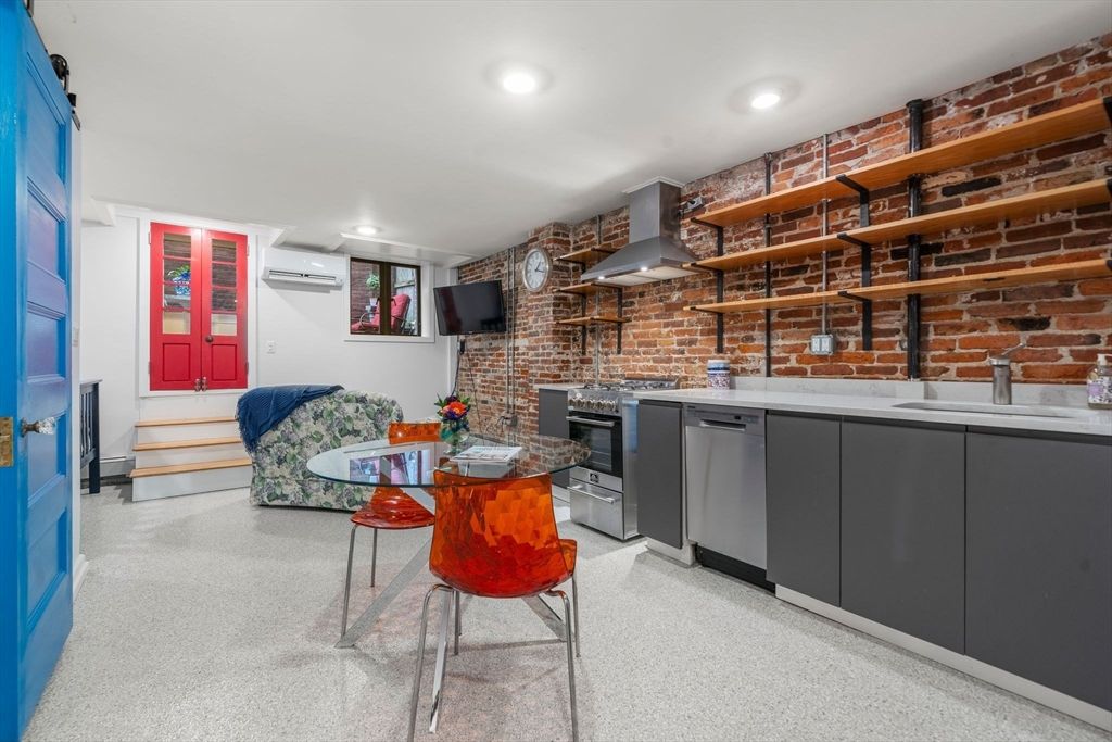 26 Unity St 1, Boston, MA 02113