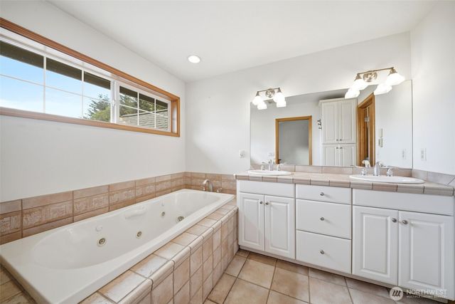 966 Lookout Road, Castle Rock, WA 98611