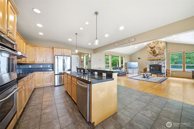 966 Lookout Road, Castle Rock, WA 98611