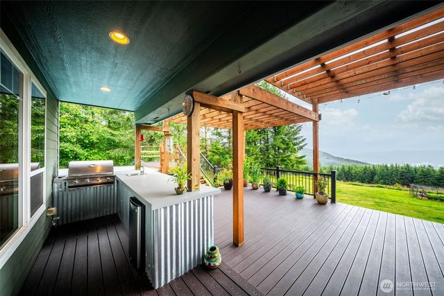 966 Lookout Road, Castle Rock, WA 98611