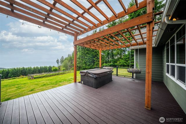 966 Lookout Road, Castle Rock, WA 98611