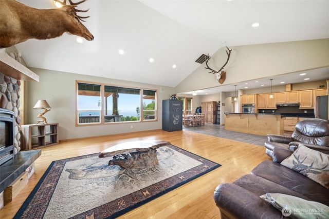 966 Lookout Road, Castle Rock, WA 98611