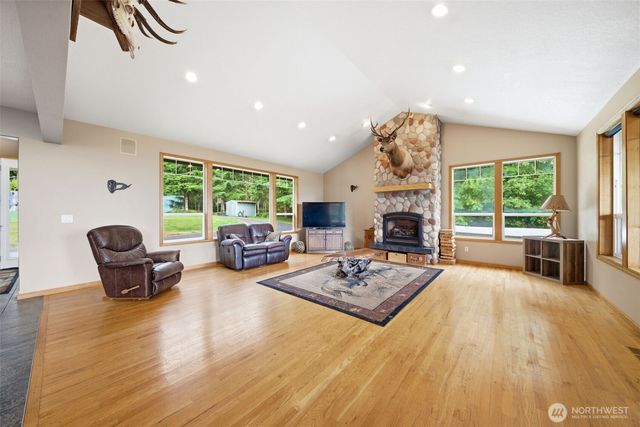 966 Lookout Road, Castle Rock, WA 98611