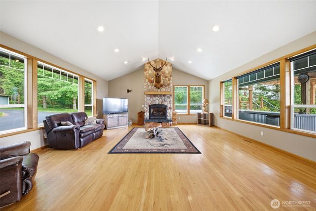 966 Lookout Road, Castle Rock, WA 98611