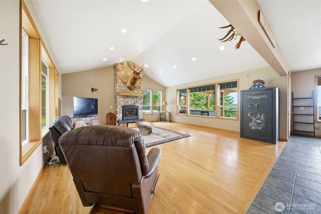 966 Lookout Road, Castle Rock, WA 98611