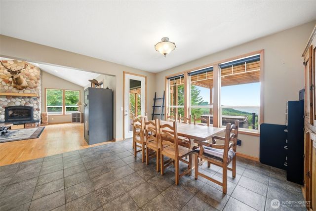 966 Lookout Road, Castle Rock, WA 98611