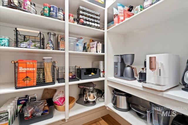 8448 W Brooks Dr, Boise, ID 83714