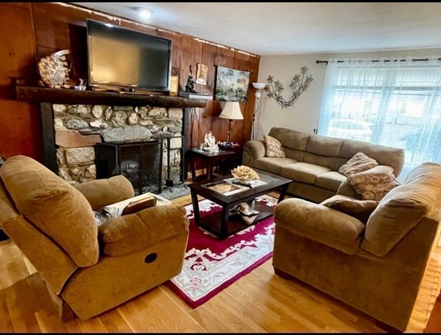 8 Scraggy Neck Road Ext, Bourne, MA 02534