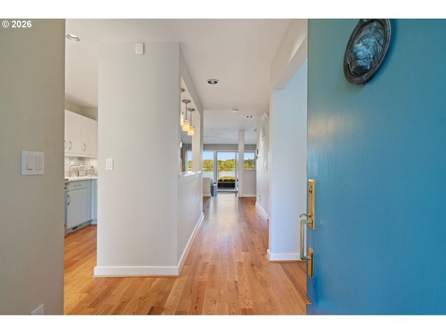 6114 S RIVERPOINT Ln, Portland, OR 97239