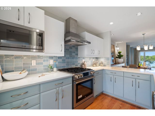 6114 S RIVERPOINT Ln, Portland, OR 97239
