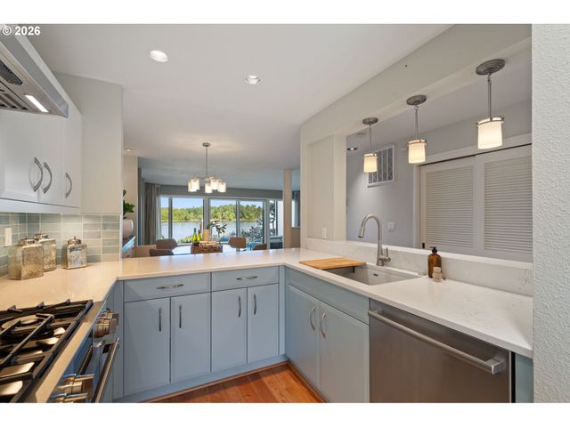 6114 S RIVERPOINT Ln, Portland, OR 97239