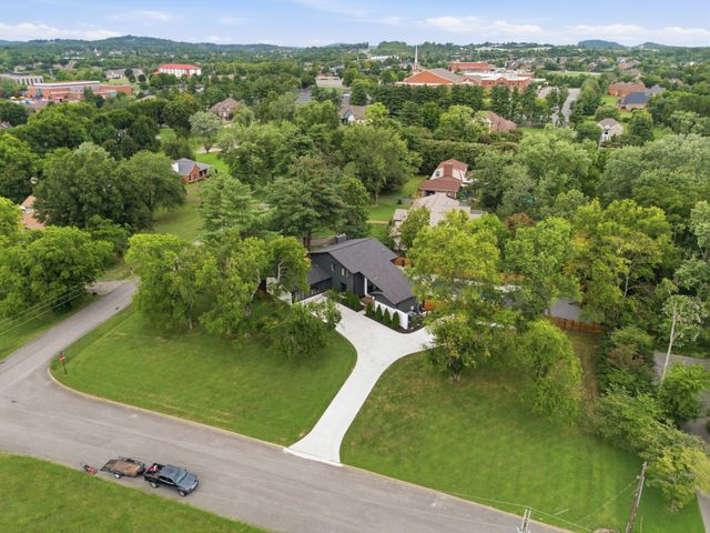 207 Bluegrass Dr, Hendersonville, TN 37075