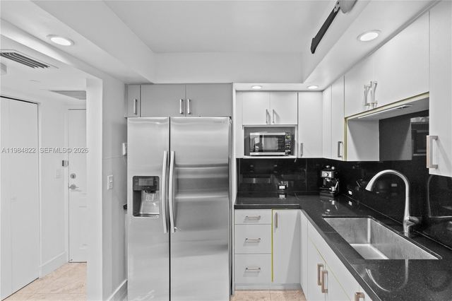3675 N Country Club Drive 1907, Aventura, FL 33180