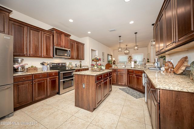 1004 Cardinal Cove, Ocean Springs, MS 39564