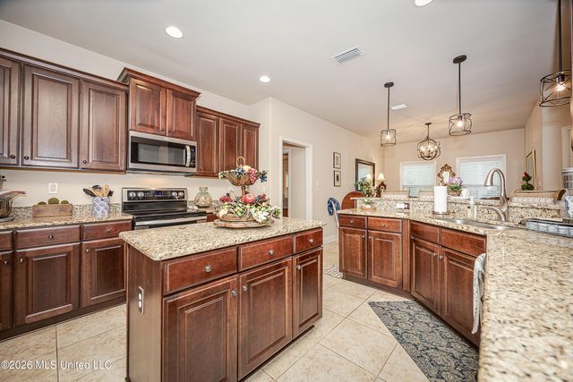 1004 Cardinal Cove, Ocean Springs, MS 39564