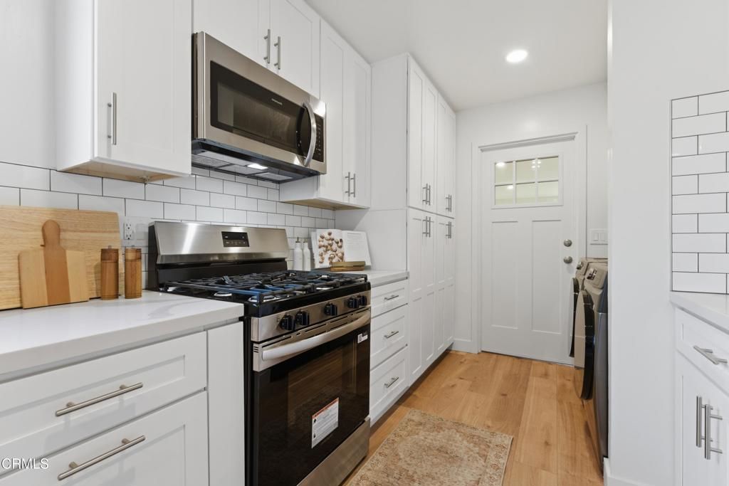 Image 10 of property listing at 22718 Cantlay Street, Los Angeles, CA 91307