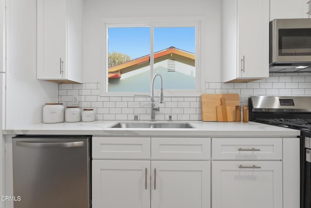 Image 11 of property listing at 22718 Cantlay Street, Los Angeles, CA 91307