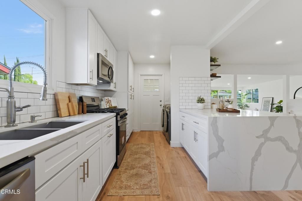 Image 18 of property listing at 22718 Cantlay Street, Los Angeles, CA 91307