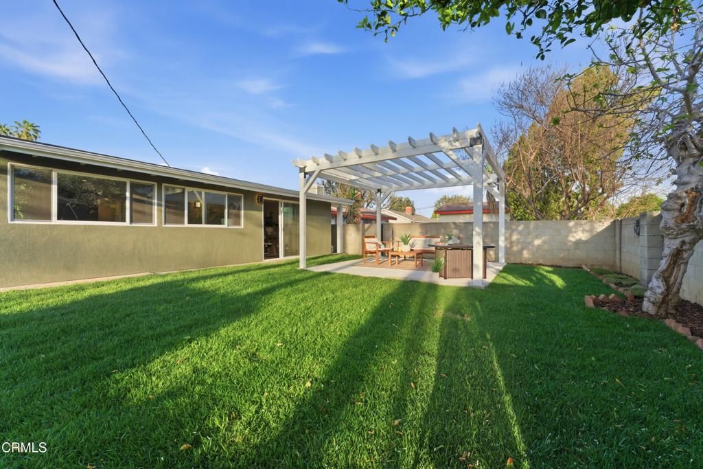 Image 20 of property listing at 22718 Cantlay Street, Los Angeles, CA 91307