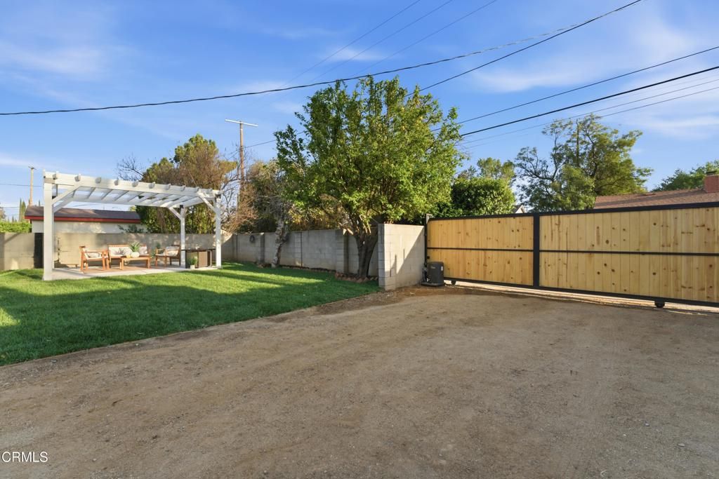 Image 21 of property listing at 22718 Cantlay Street, Los Angeles, CA 91307