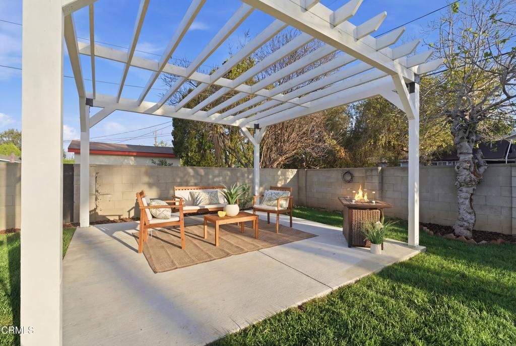 Image 23 of property listing at 22718 Cantlay Street, Los Angeles, CA 91307