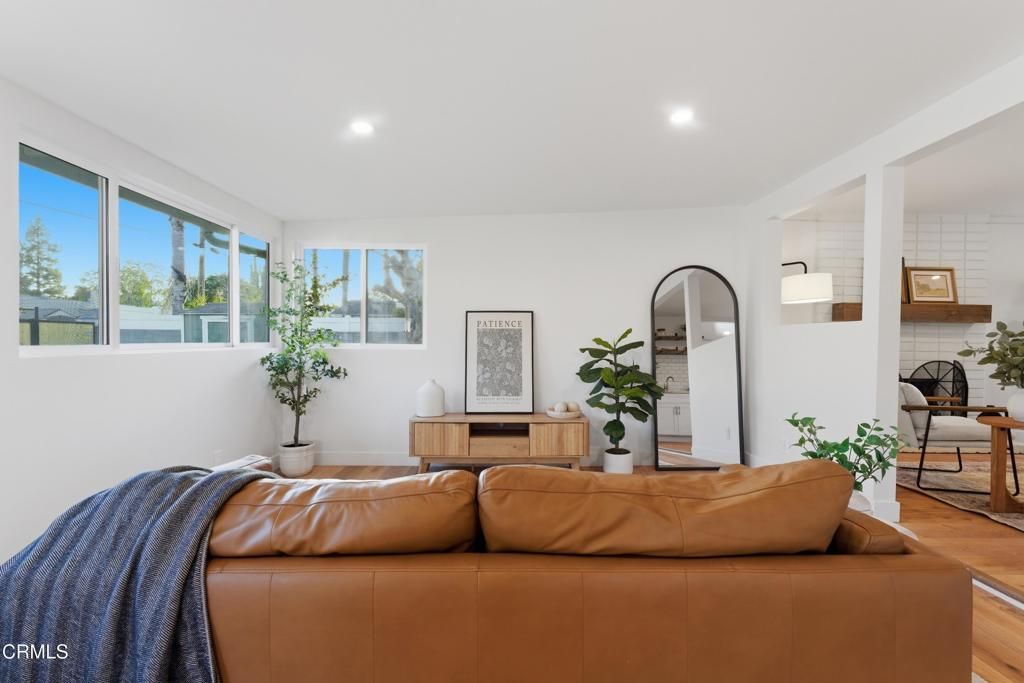 Image 33 of property listing at 22718 Cantlay Street, Los Angeles, CA 91307