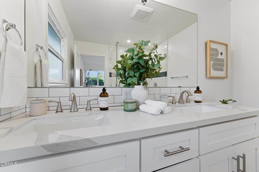 Image 38 of property listing at 22718 Cantlay Street, Los Angeles, CA 91307