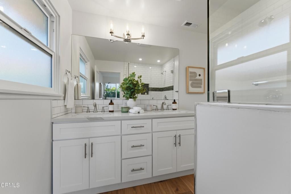 Image 39 of property listing at 22718 Cantlay Street, Los Angeles, CA 91307
