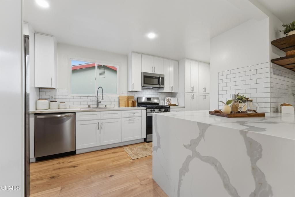 Image 43 of property listing at 22718 Cantlay Street, Los Angeles, CA 91307