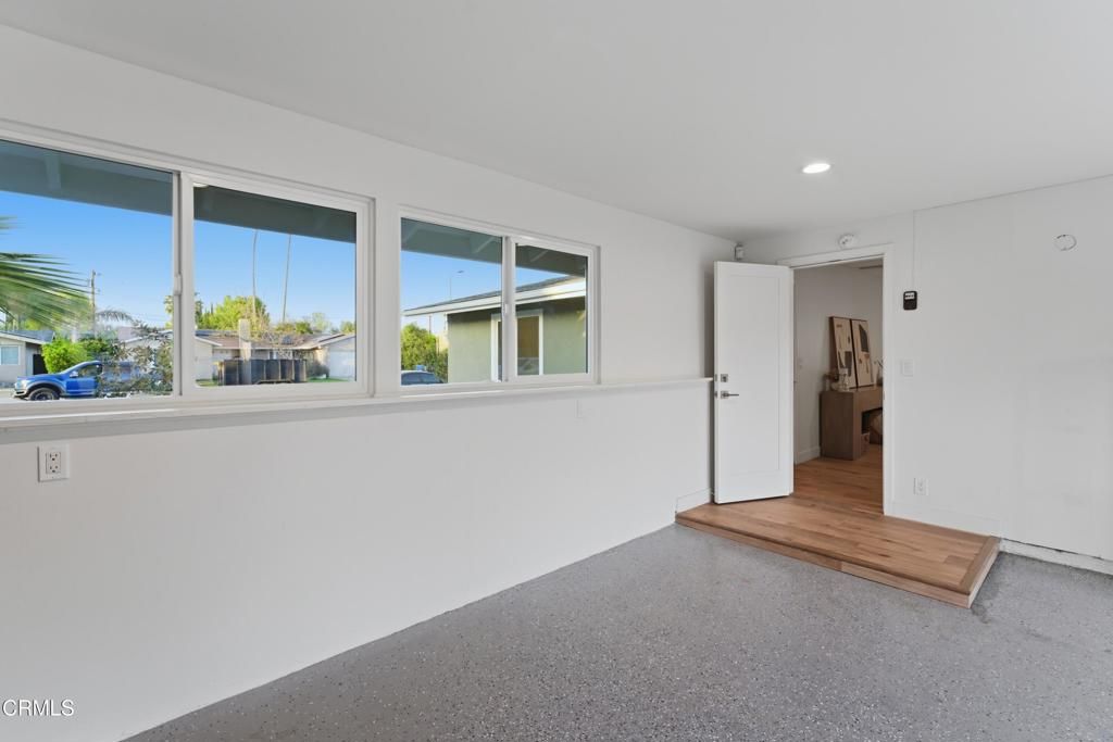 Image 46 of property listing at 22718 Cantlay Street, Los Angeles, CA 91307