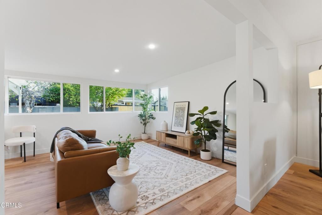 Image 47 of property listing at 22718 Cantlay Street, Los Angeles, CA 91307