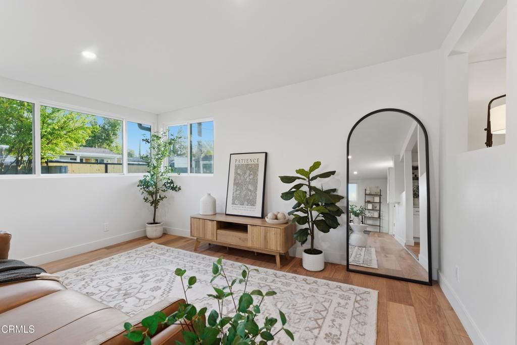 Image 49 of property listing at 22718 Cantlay Street, Los Angeles, CA 91307