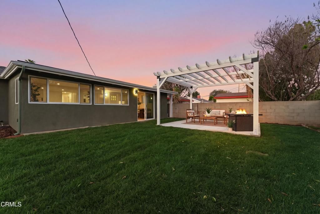Image 51 of property listing at 22718 Cantlay Street, Los Angeles, CA 91307