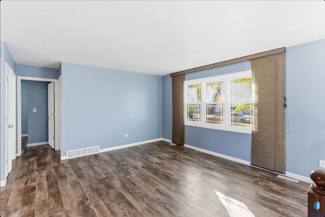 1912 S Hunters Cir Circle, Sioux Falls, SD 57103