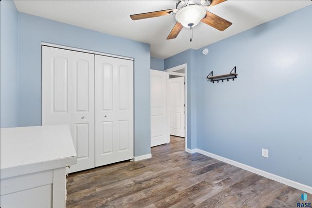 1912 S Hunters Cir Circle, Sioux Falls, SD 57103